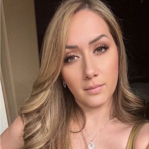 Meet your Posher, Dina